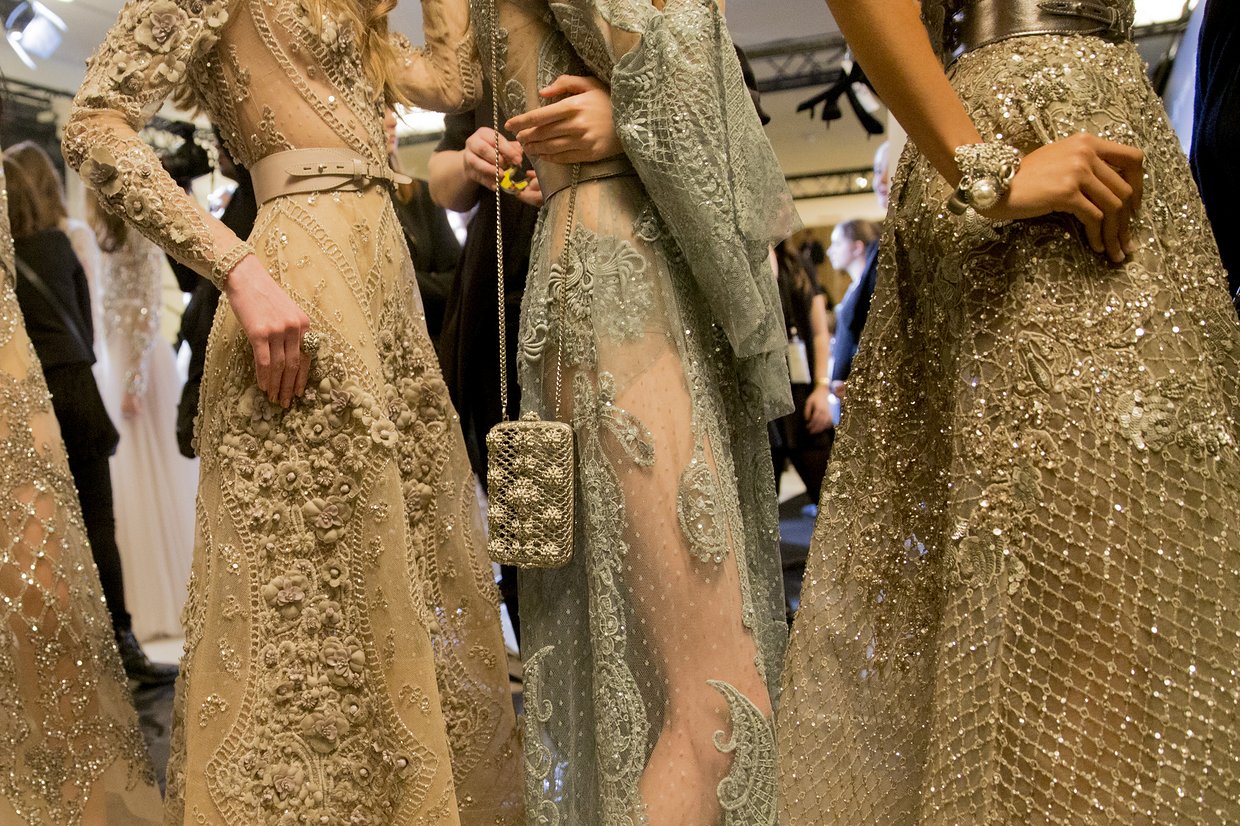 Haute Couture Việt Nam: Lại gây tranh cãi vì cách biệt 1 trời 1 vực với chuẩn quốc tế - Ảnh 15. Haute Couture Việt Nam: Lại gây tranh cãi vì cách biệt 1 trời 1 vực với chuẩn quốc tế - Ảnh 15.