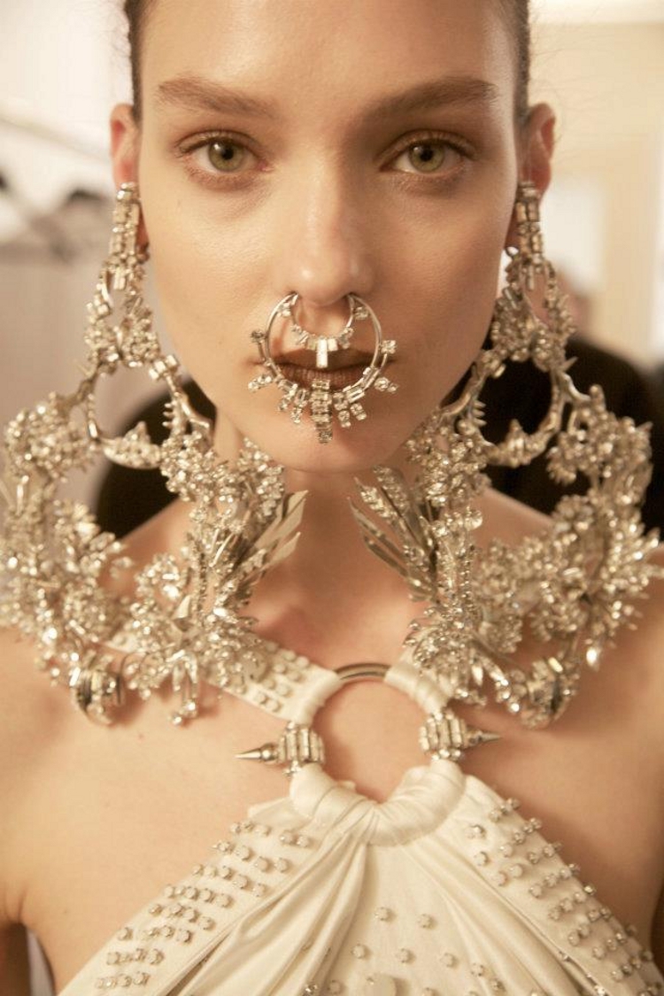 Haute Couture Việt Nam: Lại gây tranh cãi vì cách biệt 1 trời 1 vực với chuẩn quốc tế - Ảnh 18. Haute Couture Việt Nam: Lại gây tranh cãi vì cách biệt 1 trời 1 vực với chuẩn quốc tế - Ảnh 18.