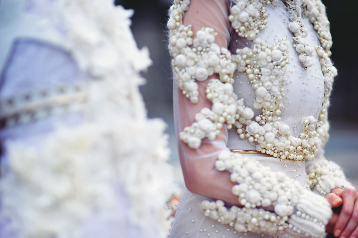 Haute Couture Việt Nam: Lại gây tranh cãi vì cách biệt 1 trời 1 vực với chuẩn quốc tế - Ảnh 19. Haute Couture Việt Nam: Lại gây tranh cãi vì cách biệt 1 trời 1 vực với chuẩn quốc tế - Ảnh 19.
