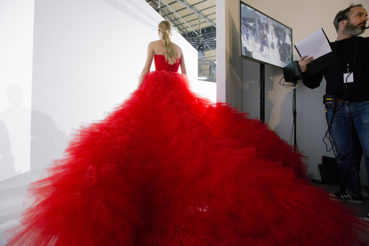 Haute Couture Việt Nam: Lại gây tranh cãi vì cách biệt 1 trời 1 vực với chuẩn quốc tế - Ảnh 21. Haute Couture Việt Nam: Lại gây tranh cãi vì cách biệt 1 trời 1 vực với chuẩn quốc tế - Ảnh 21.