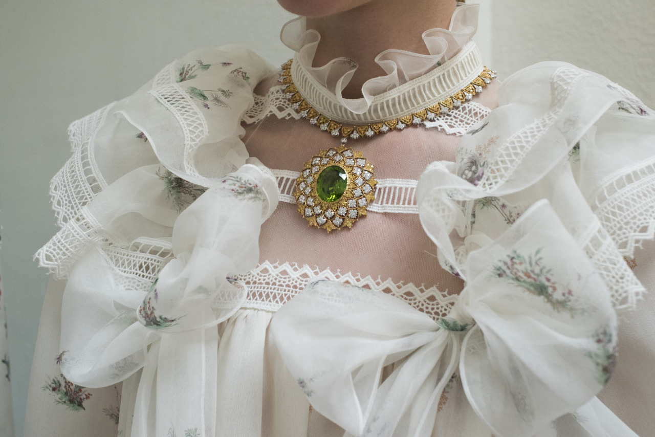 Haute Couture Việt Nam: Lại gây tranh cãi vì cách biệt 1 trời 1 vực với chuẩn quốc tế - Ảnh 22. Haute Couture Việt Nam: Lại gây tranh cãi vì cách biệt 1 trời 1 vực với chuẩn quốc tế - Ảnh 22.