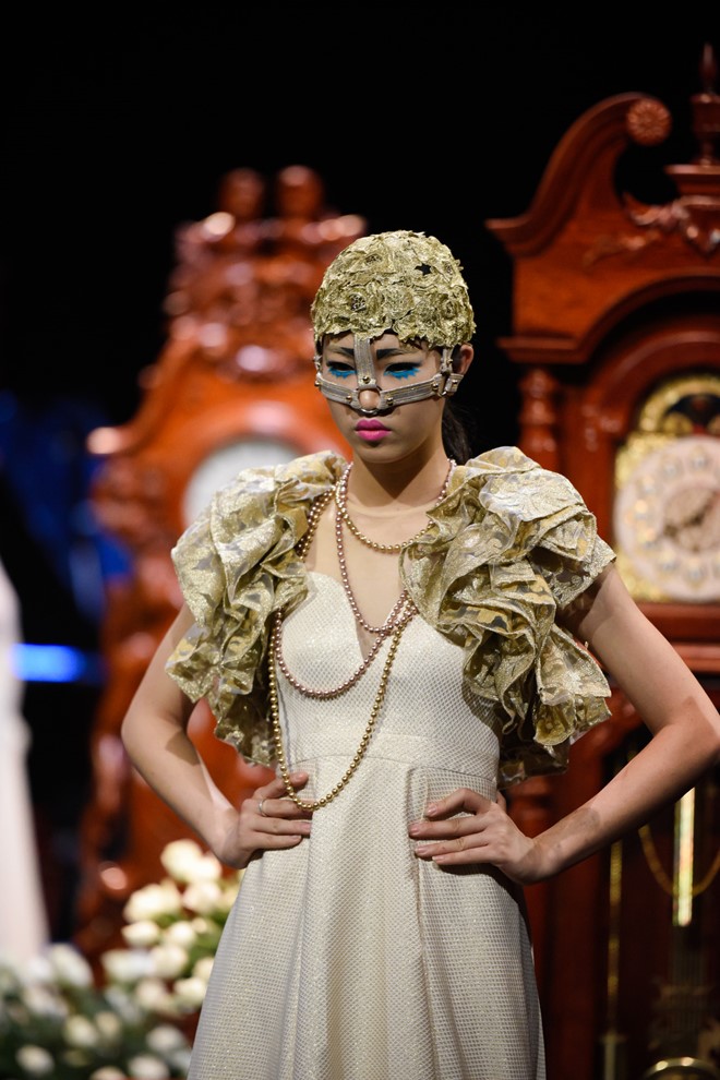 Haute Couture Việt Nam: Lại gây tranh cãi vì cách biệt 1 trời 1 vực với chuẩn quốc tế - Ảnh 1. Haute Couture Việt Nam: Lại gây tranh cãi vì cách biệt 1 trời 1 vực với chuẩn quốc tế - Ảnh 1.