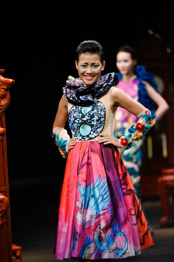 Haute Couture Việt Nam: Lại gây tranh cãi vì cách biệt 1 trời 1 vực với chuẩn quốc tế - Ảnh 2. Haute Couture Việt Nam: Lại gây tranh cãi vì cách biệt 1 trời 1 vực với chuẩn quốc tế - Ảnh 2.