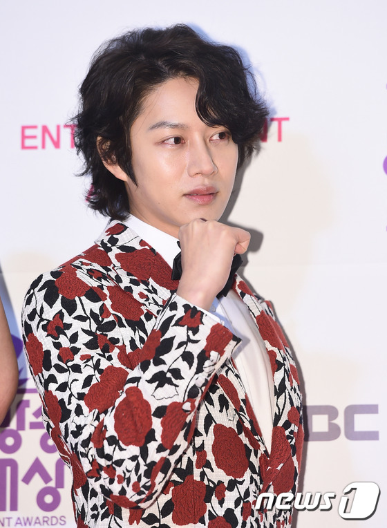 Thảm đỏ MBC Entertainment Awards: Lee Sung Kyung xinh như công chúa, dàn diễn viên khoe ngực sexy - Ảnh 24.