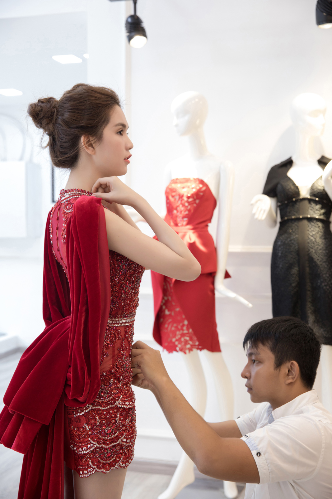 Clip: Ngọc Trinh thử váy đính hàng nghìn viên pha lê để diện tại Hoa hậu Hàn Quốc 2016 - Ảnh 7. Clip: Ngọc Trinh thử váy đính hàng nghìn viên pha lê để diện tại Hoa hậu Hàn Quốc 2016 - Ảnh 7.