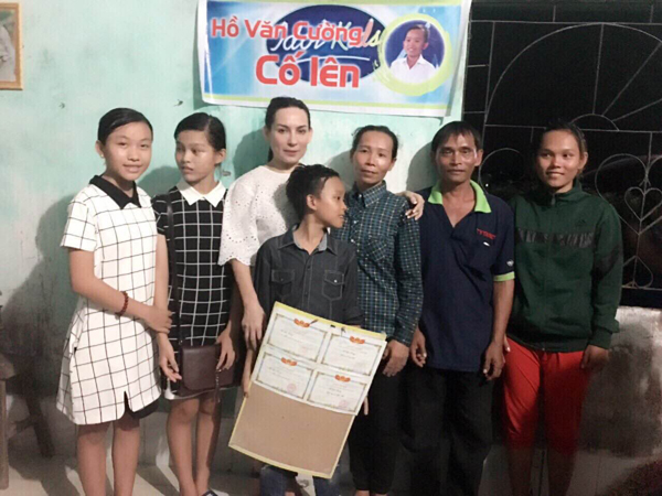 Người dân vây quanh, cùng nhau chúc mừng cậu bé nghèo Hồ Văn Cường ảnh 2 Người dân vây quanh, cùng nhau chúc mừng cậu bé nghèo Hồ Văn Cường - Ảnh 3.