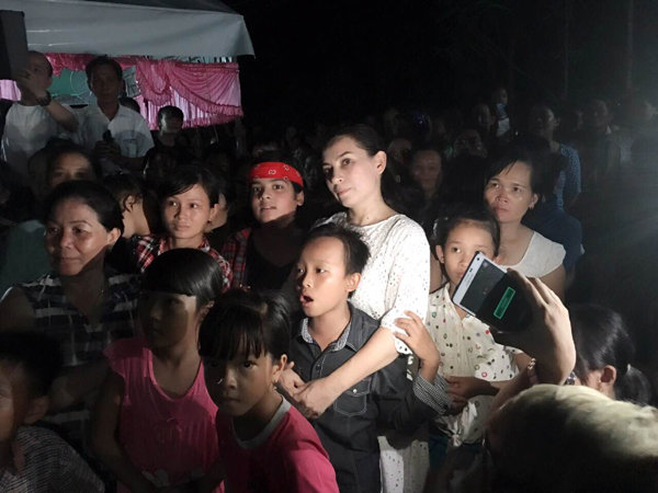 Người dân vây quanh, cùng nhau chúc mừng cậu bé nghèo Hồ Văn Cường ảnh 3 Người dân vây quanh, cùng nhau chúc mừng cậu bé nghèo Hồ Văn Cường - Ảnh 4.