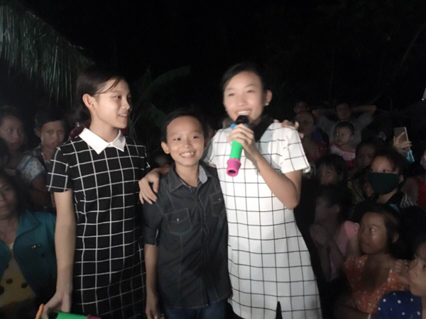 Người dân vây quanh, cùng nhau chúc mừng cậu bé nghèo Hồ Văn Cường ảnh 7 Người dân vây quanh, cùng nhau chúc mừng cậu bé nghèo Hồ Văn Cường - Ảnh 8.