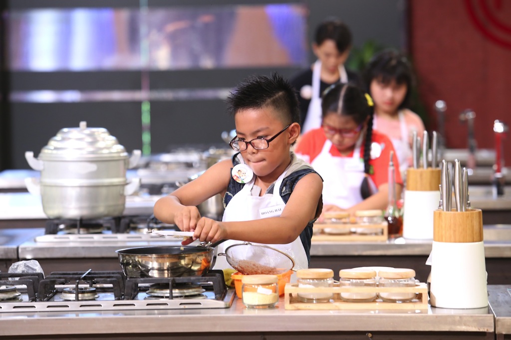 MasterChef nhí: Cậu bé 9 tuổi bức xúc dùm các bạn nữ bị loại - Ảnh 6. MasterChef nhí: Cậu bé 9 tuổi bức xúc dùm các bạn nữ bị loại - Ảnh 6.