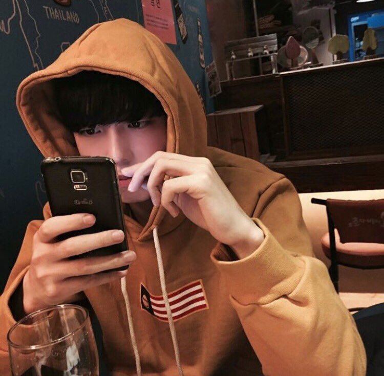 4 thói quen ai cũng từng mắc một lần mà nguy cơ gây hỏng mắt cực cao - Ảnh 2. 4 thói quen ai cũng từng mắc một lần mà nguy cơ gây hỏng mắt cực cao - Ảnh 2.