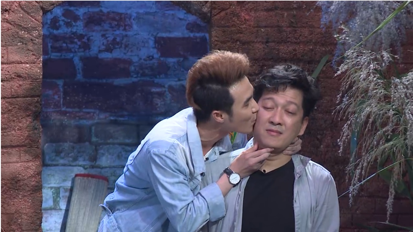 Huỳnh Lập lợi dụng sơ hở hôn lén Trường Giang! - Ảnh 3. Huỳnh Lập lợi dụng sơ hở hôn lén Trường Giang! - Ảnh 3.