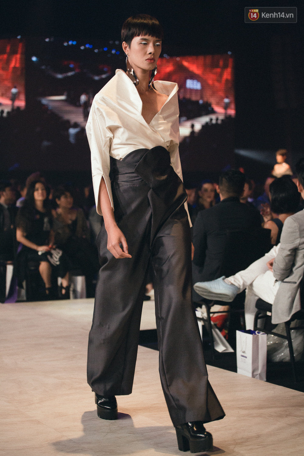 Chẳng ai có thể ngờ được Hoa hậu Kỳ Duyên xuất hiện trên sàn diễn Elle Show 2016! - Ảnh 11. Chẳng ai có thể ngờ được Hoa hậu Kỳ Duyên xuất hiện trên sàn diễn Elle Show 2016! - Ảnh 11.