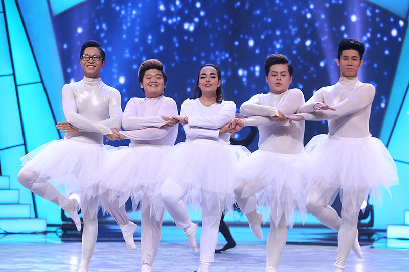 Trấn Thành bối rối trước trang phục cắt xẻ táo bạo của Lan Khuê - Ảnh 9. Trấn Thành bối rối trước trang phục cắt xẻ táo bạo của Lan Khuê - Ảnh 9.