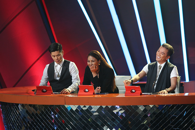 Trấn Thành bối rối trước trang phục cắt xẻ táo bạo của Lan Khuê - Ảnh 7. Trấn Thành bối rối trước trang phục cắt xẻ táo bạo của Lan Khuê - Ảnh 7.