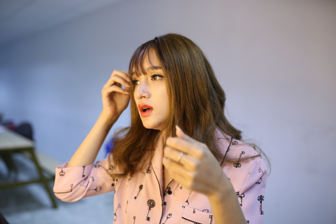 Clip: Hương Giang nói tiếng Hàn tầm bậy, hát hit của Hari Won - Ảnh 2. Clip: Hương Giang nói tiếng Hàn tầm bậy, hát hit của Hari Won - Ảnh 2.