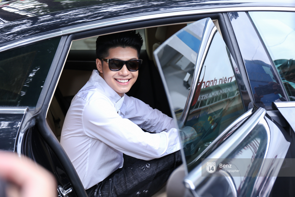 Noo Phước Thịnh toát hết mồ hôi kí tặng single mới cho fan - Ảnh 7. Noo Phước Thịnh toát hết mồ hôi kí tặng single mới cho fan - Ảnh 7.