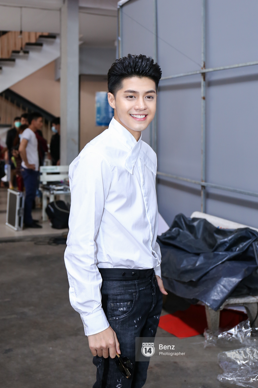 Noo Phước Thịnh toát hết mồ hôi kí tặng single mới cho fan - Ảnh 8. Noo Phước Thịnh toát hết mồ hôi kí tặng single mới cho fan - Ảnh 8.