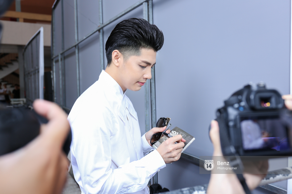 Noo Phước Thịnh toát hết mồ hôi kí tặng single mới cho fan - Ảnh 9. Noo Phước Thịnh toát hết mồ hôi kí tặng single mới cho fan - Ảnh 9.