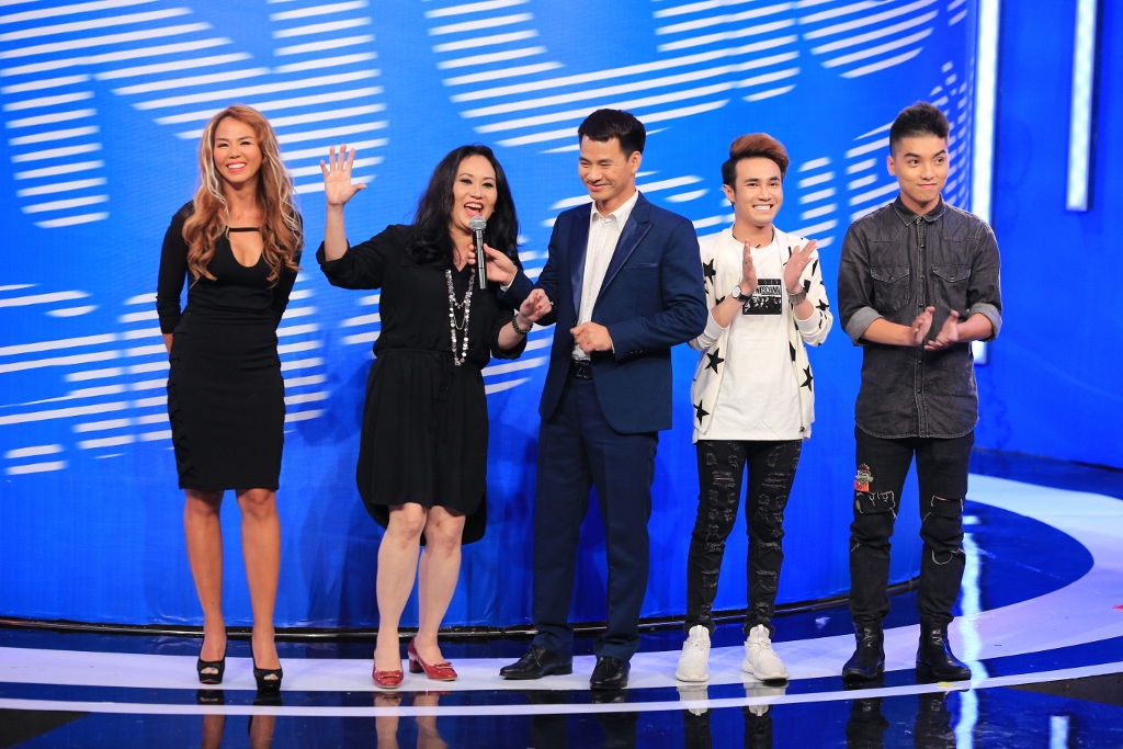 Huỳnh Lập lợi dụng sơ hở hôn lén Trường Giang! - Ảnh 1. Huỳnh Lập lợi dụng sơ hở hôn lén Trường Giang! - Ảnh 1.