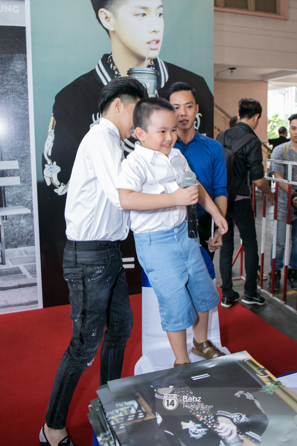 Noo Phước Thịnh toát hết mồ hôi kí tặng single mới cho fan - Ảnh 13. Noo Phước Thịnh toát hết mồ hôi kí tặng single mới cho fan - Ảnh 13.