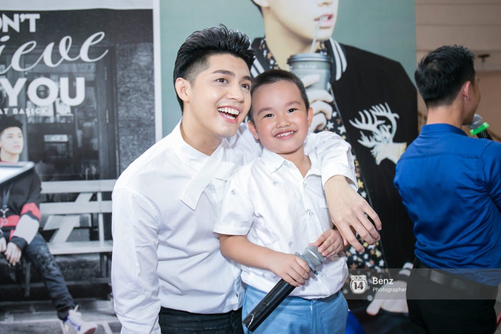 Noo Phước Thịnh toát hết mồ hôi kí tặng single mới cho fan - Ảnh 5. Noo Phước Thịnh toát hết mồ hôi kí tặng single mới cho fan - Ảnh 5.