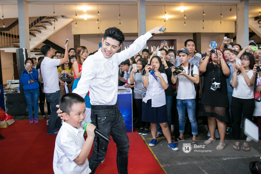 Noo Phước Thịnh toát hết mồ hôi kí tặng single mới cho fan - Ảnh 15. Noo Phước Thịnh toát hết mồ hôi kí tặng single mới cho fan - Ảnh 15.