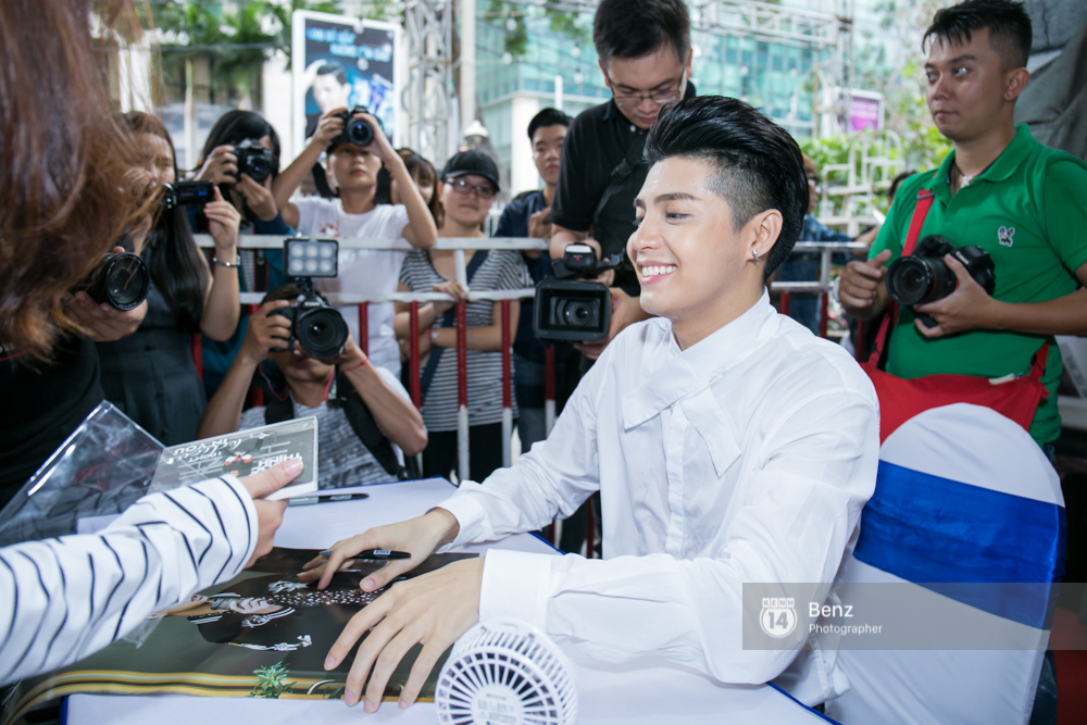Noo Phước Thịnh toát hết mồ hôi kí tặng single mới cho fan - Ảnh 11. Noo Phước Thịnh toát hết mồ hôi kí tặng single mới cho fan - Ảnh 11.