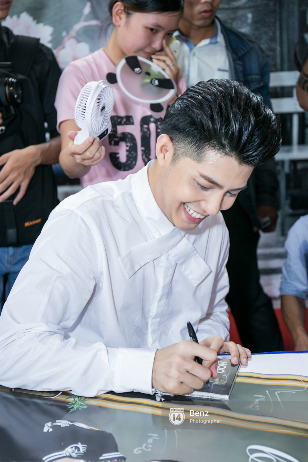 Noo Phước Thịnh toát hết mồ hôi kí tặng single mới cho fan - Ảnh 12. Noo Phước Thịnh toát hết mồ hôi kí tặng single mới cho fan - Ảnh 12.