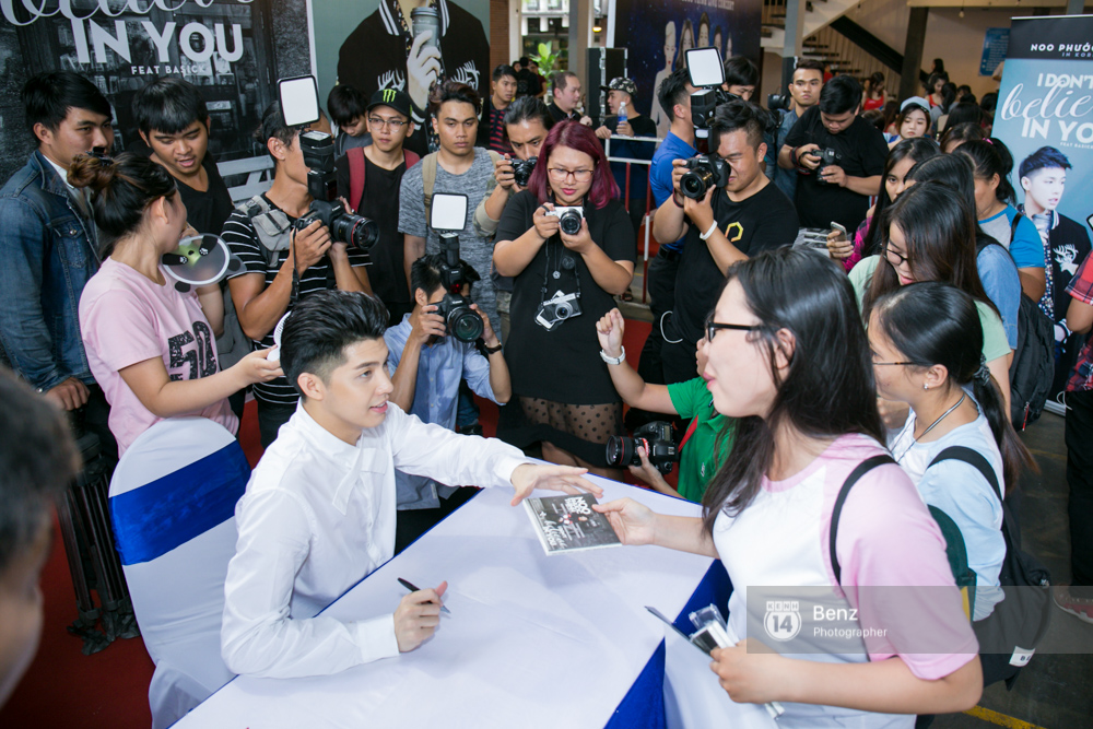 Noo Phước Thịnh toát hết mồ hôi kí tặng single mới cho fan - Ảnh 4. Noo Phước Thịnh toát hết mồ hôi kí tặng single mới cho fan - Ảnh 4.