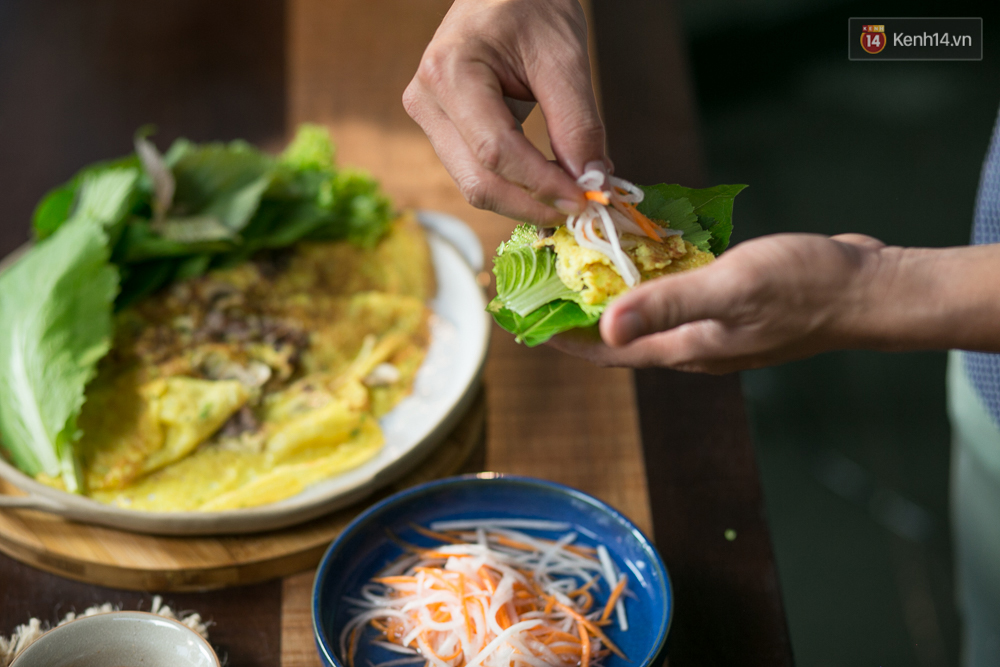 Học đầu bếp Ngô Thanh Hòa công thức bánh xèo lạ mà ngon - Ảnh 12. Học đầu bếp Ngô Thanh Hòa công thức bánh xèo lạ mà ngon - Ảnh 12.