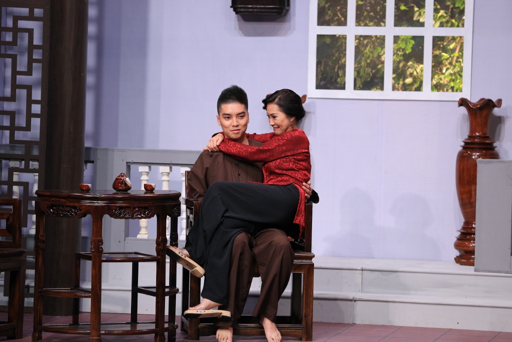 Huỳnh Lập lợi dụng sơ hở hôn lén Trường Giang! - Ảnh 8. Huỳnh Lập lợi dụng sơ hở hôn lén Trường Giang! - Ảnh 8.