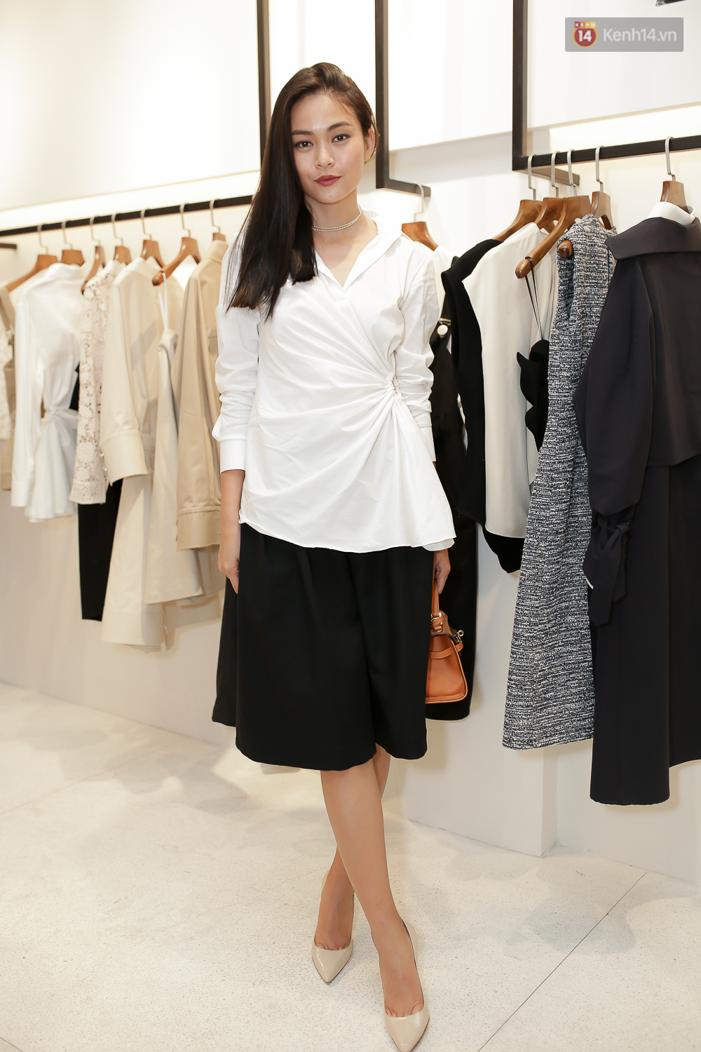 Mâu Thanh Thủy xuất hiện sau lùm xùm bị chửi, đọ dáng cùng Hoa hậu Thu Thảo - Ảnh 1. Mâu Thanh Thủy xuất hiện sau lùm xùm bị chửi, đọ dáng cùng Hoa hậu Thu Thảo - Ảnh 1.