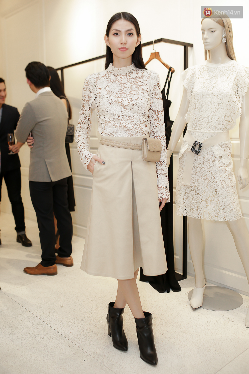 Mâu Thanh Thủy xuất hiện sau lùm xùm bị chửi, đọ dáng cùng Hoa hậu Thu Thảo - Ảnh 10. Mâu Thanh Thủy xuất hiện sau lùm xùm bị chửi, đọ dáng cùng Hoa hậu Thu Thảo - Ảnh 10.