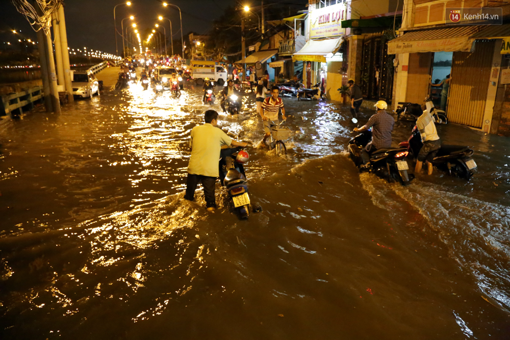 Mưa lớn kết hợp triều cường gây ngập nặng ở Sài Gòn, nhiều người té ngã giữa biển nước - Ảnh 3. Mưa lớn kết hợp triều cường gây ngập nặng ở Sài Gòn, nhiều người té ngã giữa biển nước - Ảnh 3.