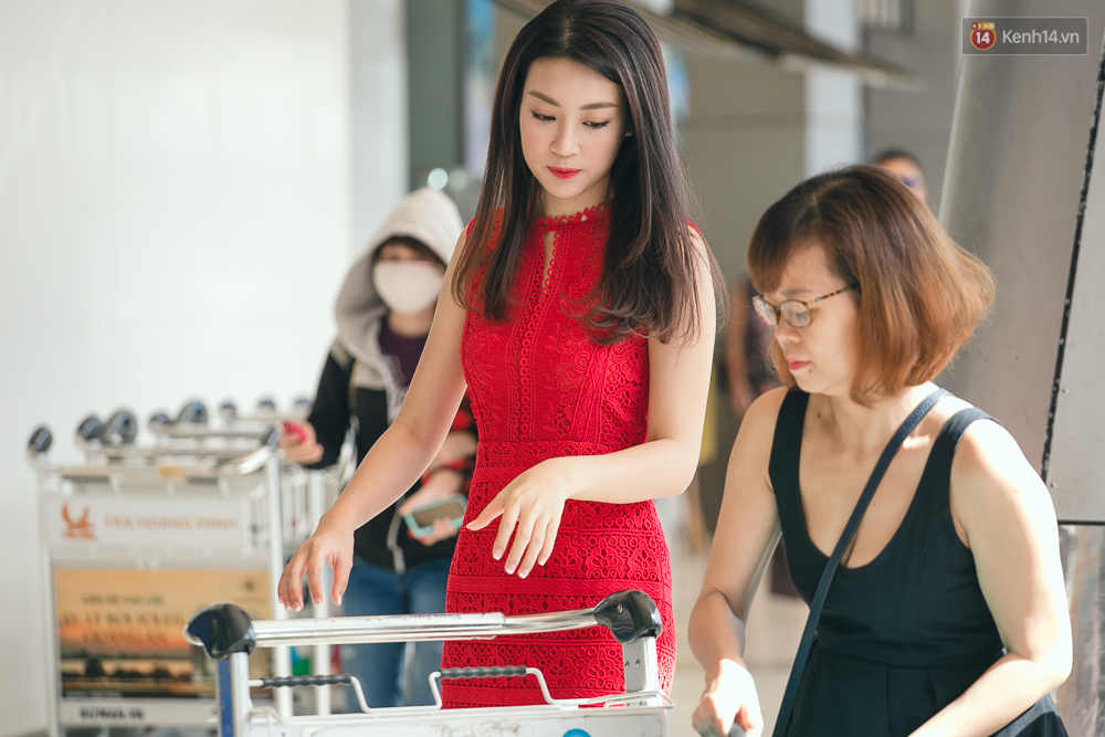 Hoa hậu Đỗ Mỹ Linh xinh đẹp rạng ngời tại sân bay về Hà Nội sáng nay! - Ảnh 4. Hoa hậu Đỗ Mỹ Linh xinh đẹp rạng ngời tại sân bay về Hà Nội sáng nay! - Ảnh 4.