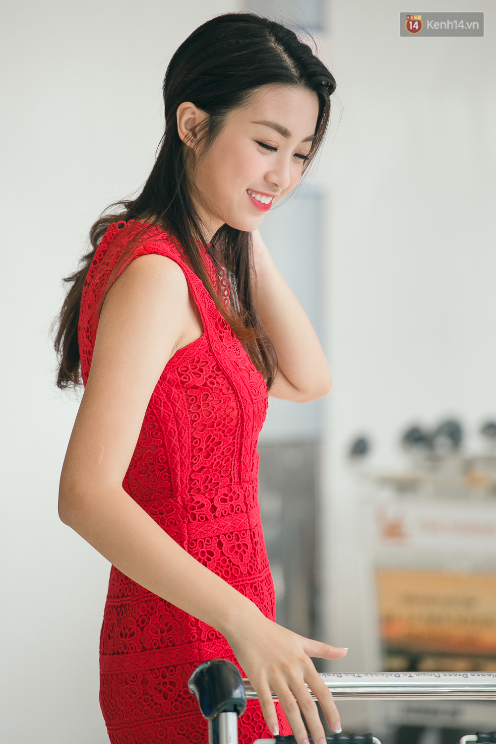 Hoa hậu Đỗ Mỹ Linh xinh đẹp rạng ngời tại sân bay về Hà Nội sáng nay! - Ảnh 5. Hoa hậu Đỗ Mỹ Linh xinh đẹp rạng ngời tại sân bay về Hà Nội sáng nay! - Ảnh 5.