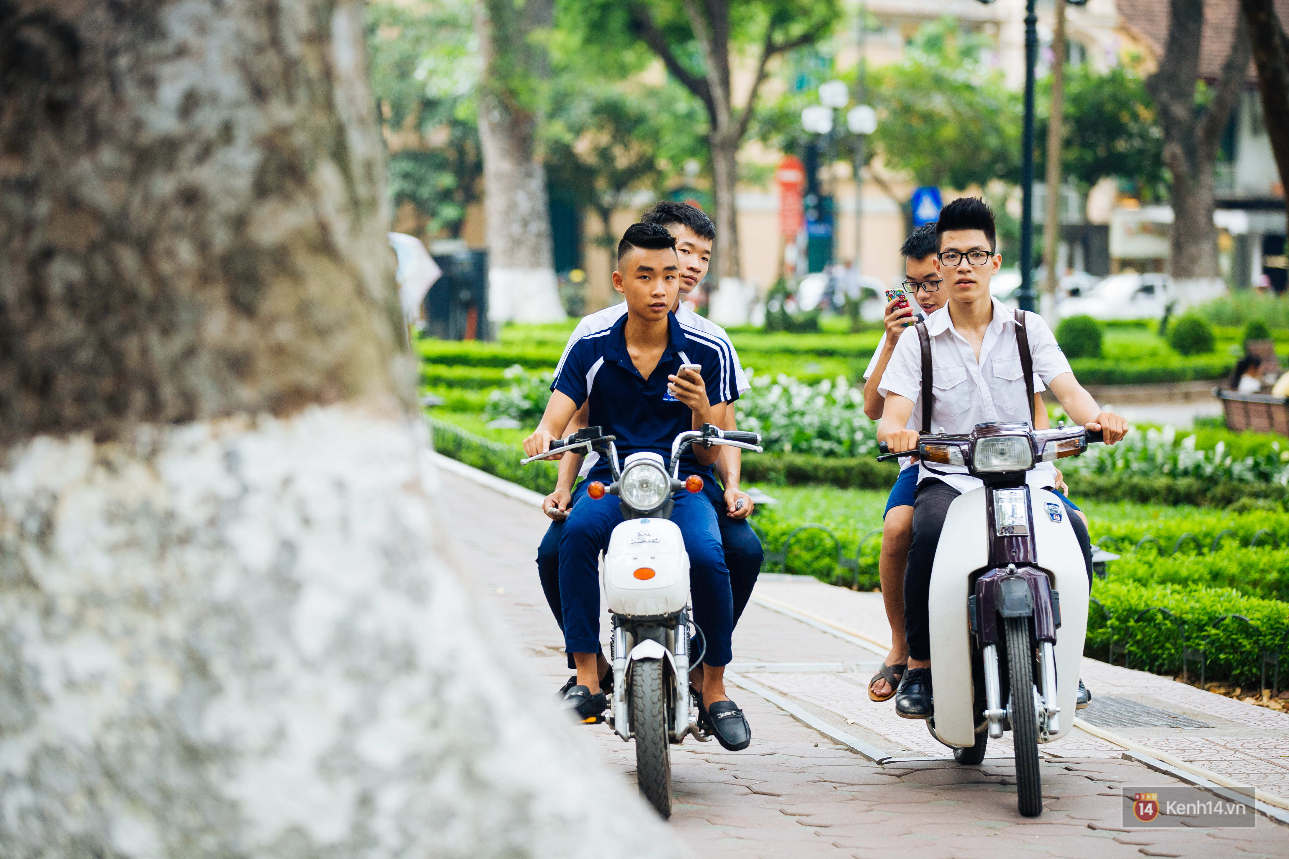 Chỉ mới 10 ngày, Pokemon đã thay đổi hành vi lái xe của người Việt: Đi bằng một tay, mắt cắm vào điện thoại! - Ảnh 10. Chỉ mới 10 ngày, Pokemon đã thay đổi hành vi lái xe của người Việt: Đi bằng một tay, mắt cắm vào điện thoại! - Ảnh 10.