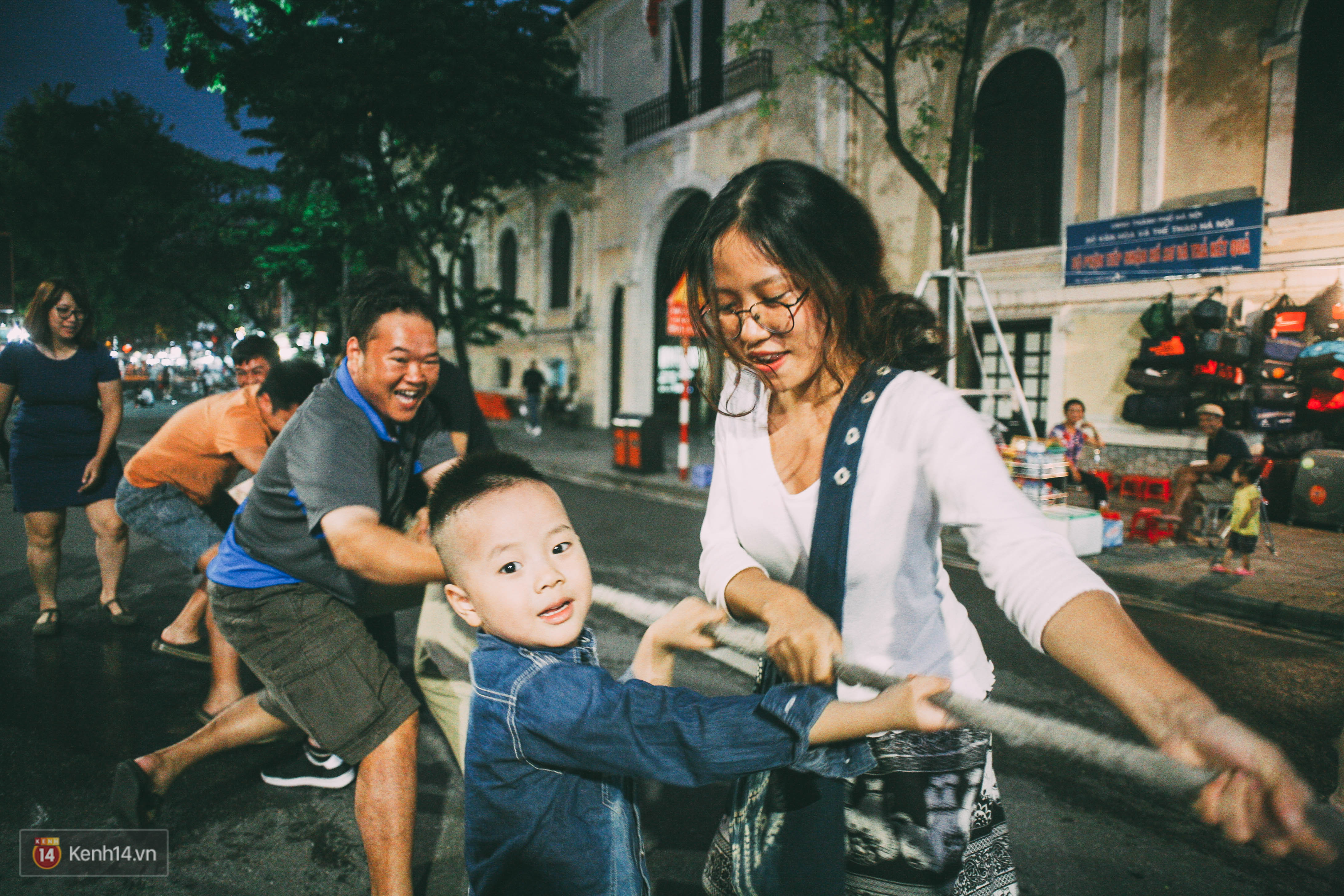 Gặp gỡ nhóm bạn trẻ mang trò chơi dân gian đến giữa lòng phố đi bộ ở Hà Nội - Ảnh 3. Gặp gỡ nhóm bạn trẻ mang trò chơi dân gian đến giữa lòng phố đi bộ ở Hà Nội - Ảnh 3.