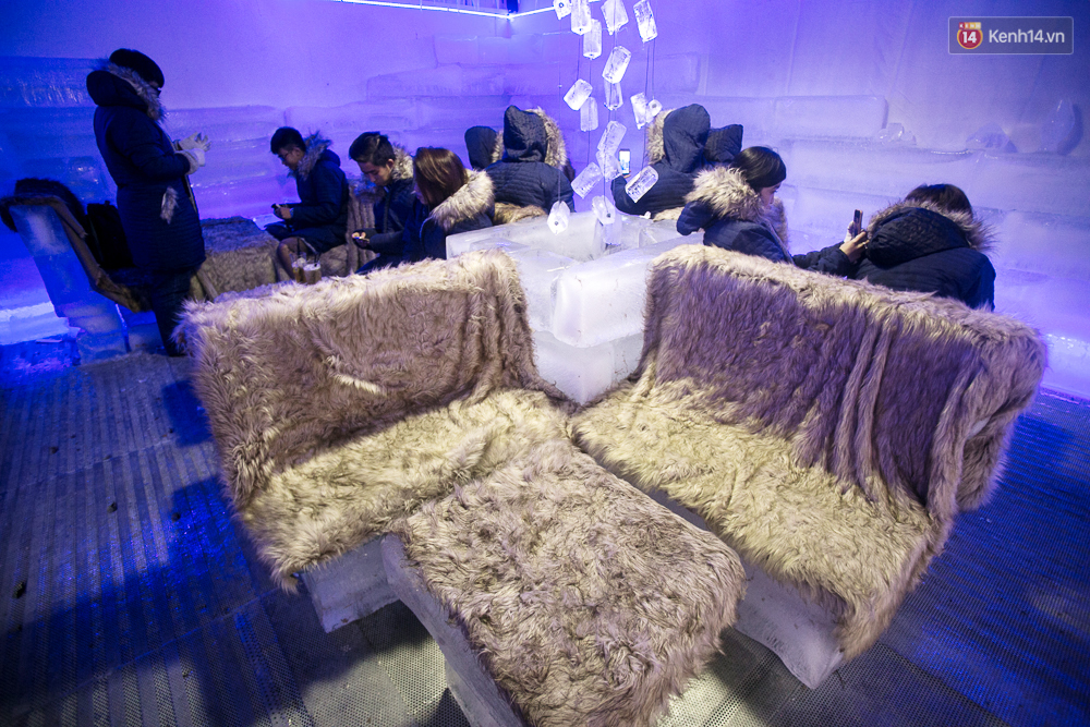 Bàn ghế làm từ băng, không gian âm 10 độ C, đây chắc chắn là quán cà phê độc nhất Sài Gòn - Ảnh 11. Bàn ghế làm từ băng, không gian âm 10 độ C, đây chắc chắn là quán cà phê độc nhất Sài Gòn - Ảnh 11.