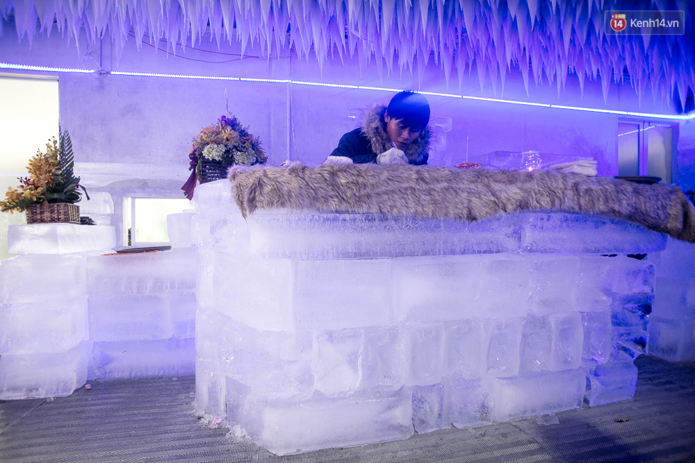 Bàn ghế làm từ băng, không gian âm 10 độ C, đây chắc chắn là quán cà phê độc nhất Sài Gòn - Ảnh 10. Bàn ghế làm từ băng, không gian âm 10 độ C, đây chắc chắn là quán cà phê độc nhất Sài Gòn - Ảnh 10.