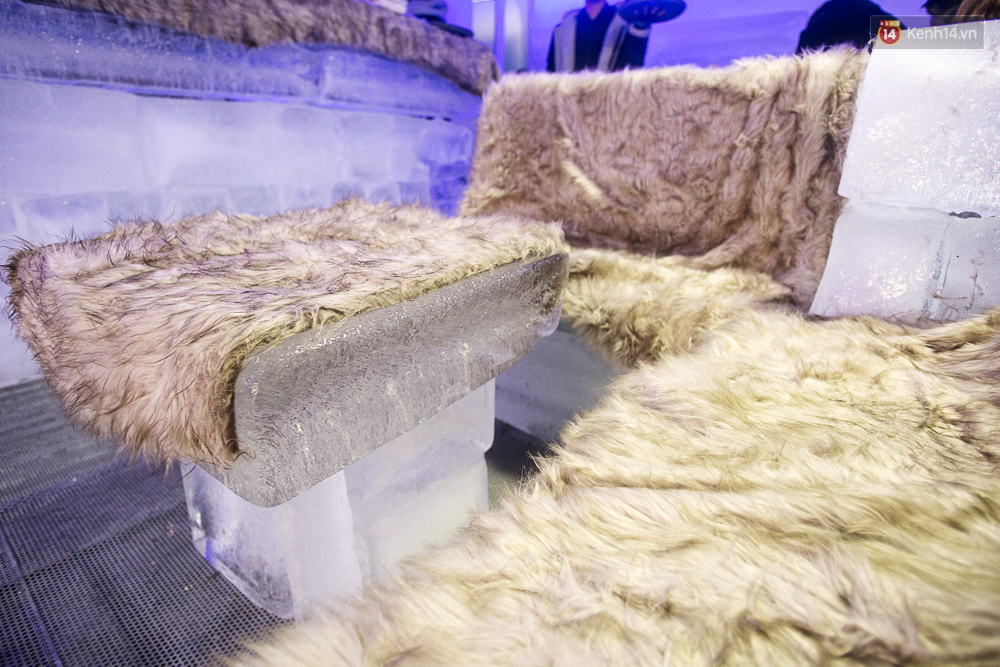 Bàn ghế làm từ băng, không gian âm 10 độ C, đây chắc chắn là quán cà phê độc nhất Sài Gòn - Ảnh 9. Bàn ghế làm từ băng, không gian âm 10 độ C, đây chắc chắn là quán cà phê độc nhất Sài Gòn - Ảnh 9.