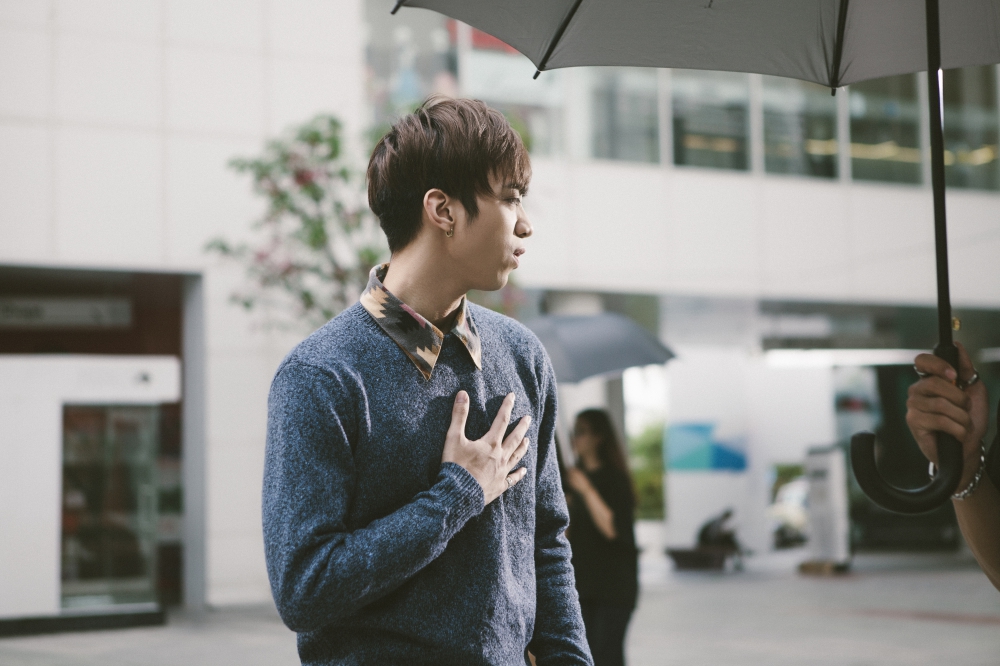 Soobin Hoàng Sơn diện đồ đông giữa thời tiết 30 độ để quay MV cho siêu hit - Ảnh 8. Soobin Hoàng Sơn diện đồ đông giữa thời tiết 30 độ để quay MV cho siêu hit - Ảnh 8.