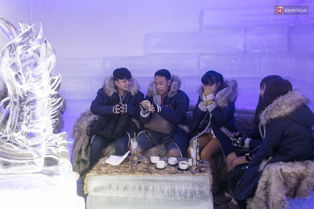 Bàn ghế làm từ băng, không gian âm 10 độ C, đây chắc chắn là quán cà phê độc nhất Sài Gòn - Ảnh 5. Bàn ghế làm từ băng, không gian âm 10 độ C, đây chắc chắn là quán cà phê độc nhất Sài Gòn - Ảnh 5.