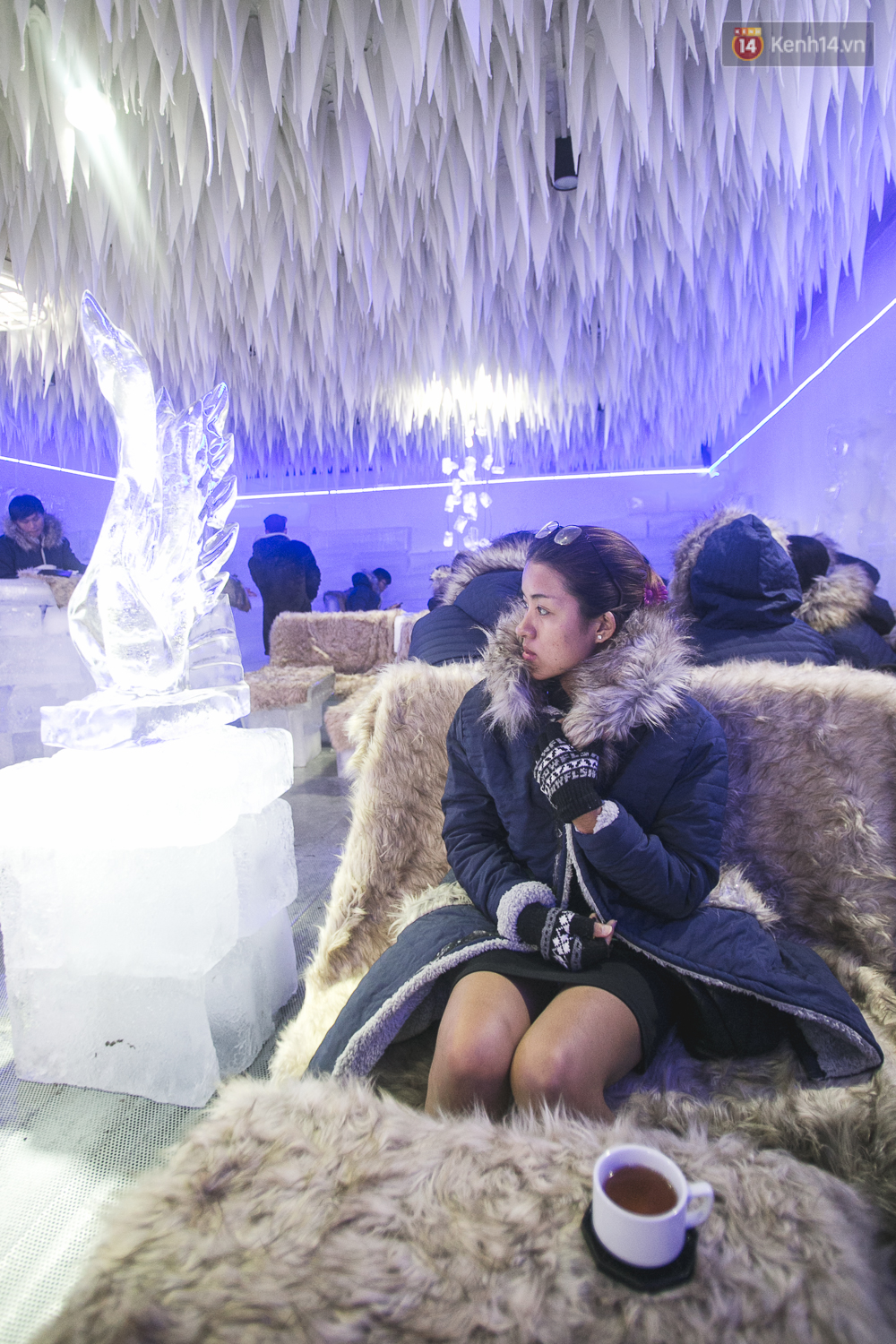 Bàn ghế làm từ băng, không gian âm 10 độ C, đây chắc chắn là quán cà phê độc nhất Sài Gòn - Ảnh 4. Bàn ghế làm từ băng, không gian âm 10 độ C, đây chắc chắn là quán cà phê độc nhất Sài Gòn - Ảnh 4.