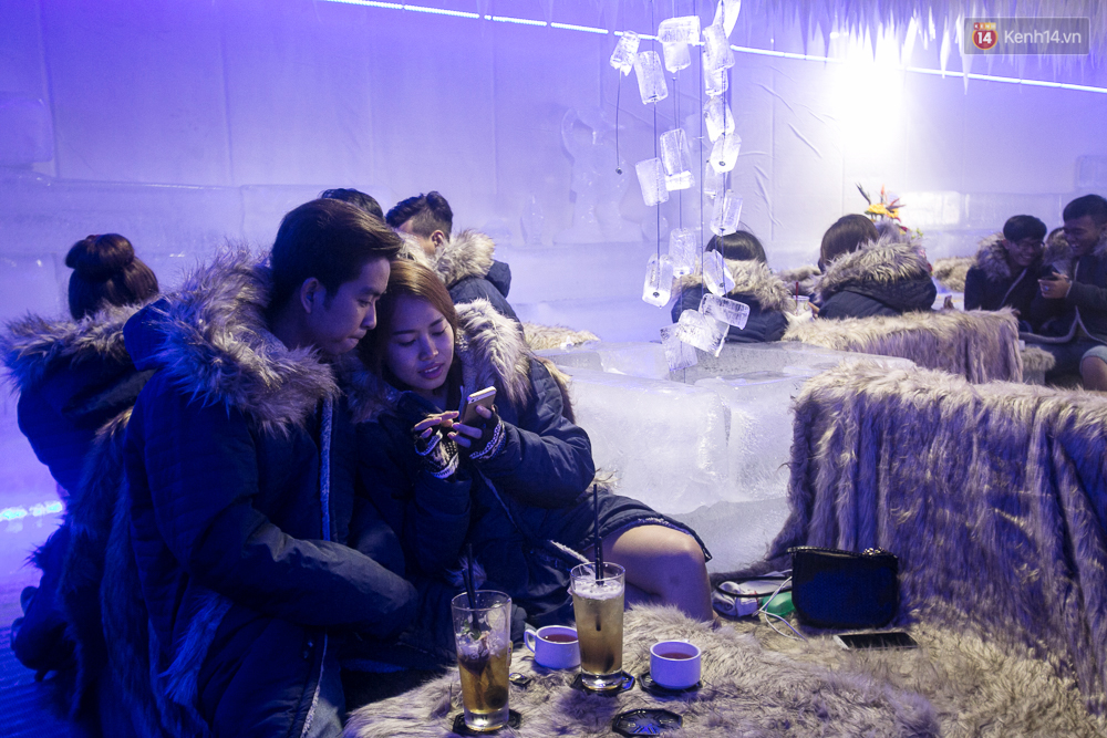 Bàn ghế làm từ băng, không gian âm 10 độ C, đây chắc chắn là quán cà phê độc nhất Sài Gòn - Ảnh 16. Bàn ghế làm từ băng, không gian âm 10 độ C, đây chắc chắn là quán cà phê độc nhất Sài Gòn - Ảnh 16.