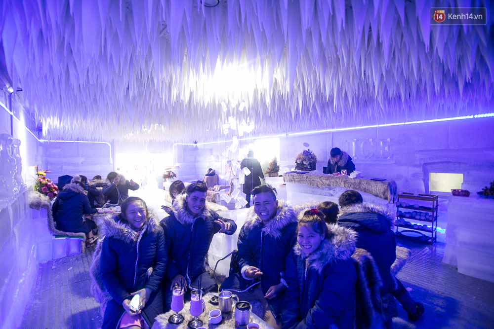 Bàn ghế làm từ băng, không gian âm 10 độ C, đây chắc chắn là quán cà phê độc nhất Sài Gòn - Ảnh 1. Bàn ghế làm từ băng, không gian âm 10 độ C, đây chắc chắn là quán cà phê độc nhất Sài Gòn - Ảnh 1.