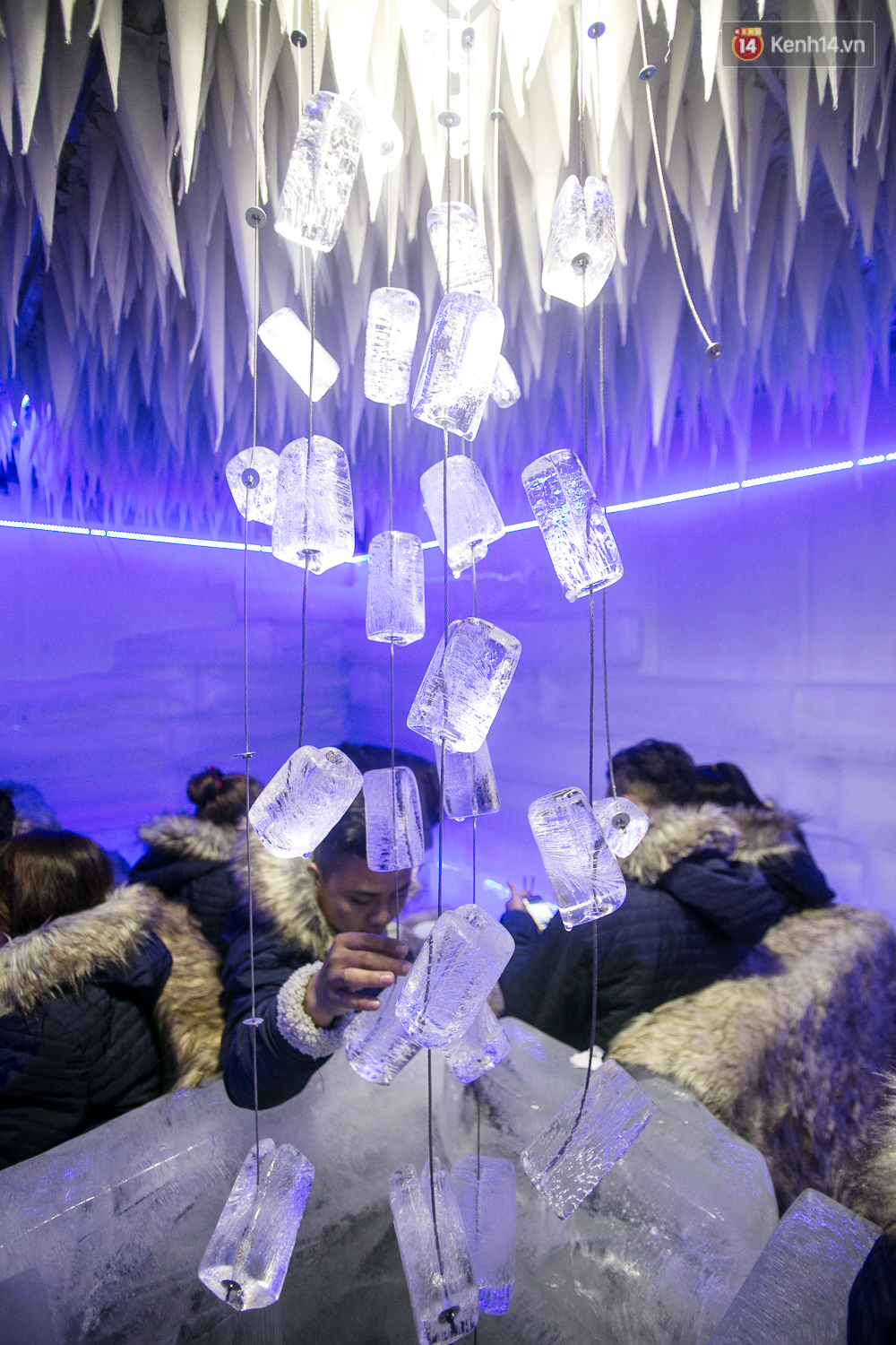 Bàn ghế làm từ băng, không gian âm 10 độ C, đây chắc chắn là quán cà phê độc nhất Sài Gòn - Ảnh 15. Bàn ghế làm từ băng, không gian âm 10 độ C, đây chắc chắn là quán cà phê độc nhất Sài Gòn - Ảnh 15.