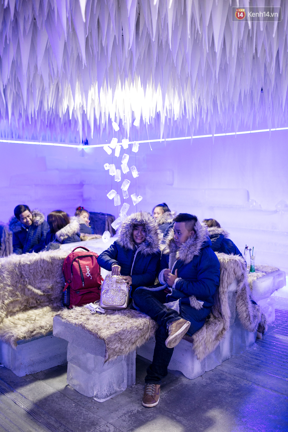 Bàn ghế làm từ băng, không gian âm 10 độ C, đây chắc chắn là quán cà phê độc nhất Sài Gòn - Ảnh 6. Bàn ghế làm từ băng, không gian âm 10 độ C, đây chắc chắn là quán cà phê độc nhất Sài Gòn - Ảnh 6.