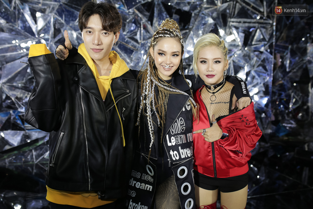 Minh Hằng đeo khoen mũi, tóc bím đầy cá tính trong ngày ra mắt MV kết hợp cùng đạo diễn Thái Lan - Ảnh 8. Minh Hằng đeo khoen mũi, tóc bím đầy cá tính trong ngày ra mắt MV kết hợp cùng đạo diễn Thái Lan - Ảnh 8.