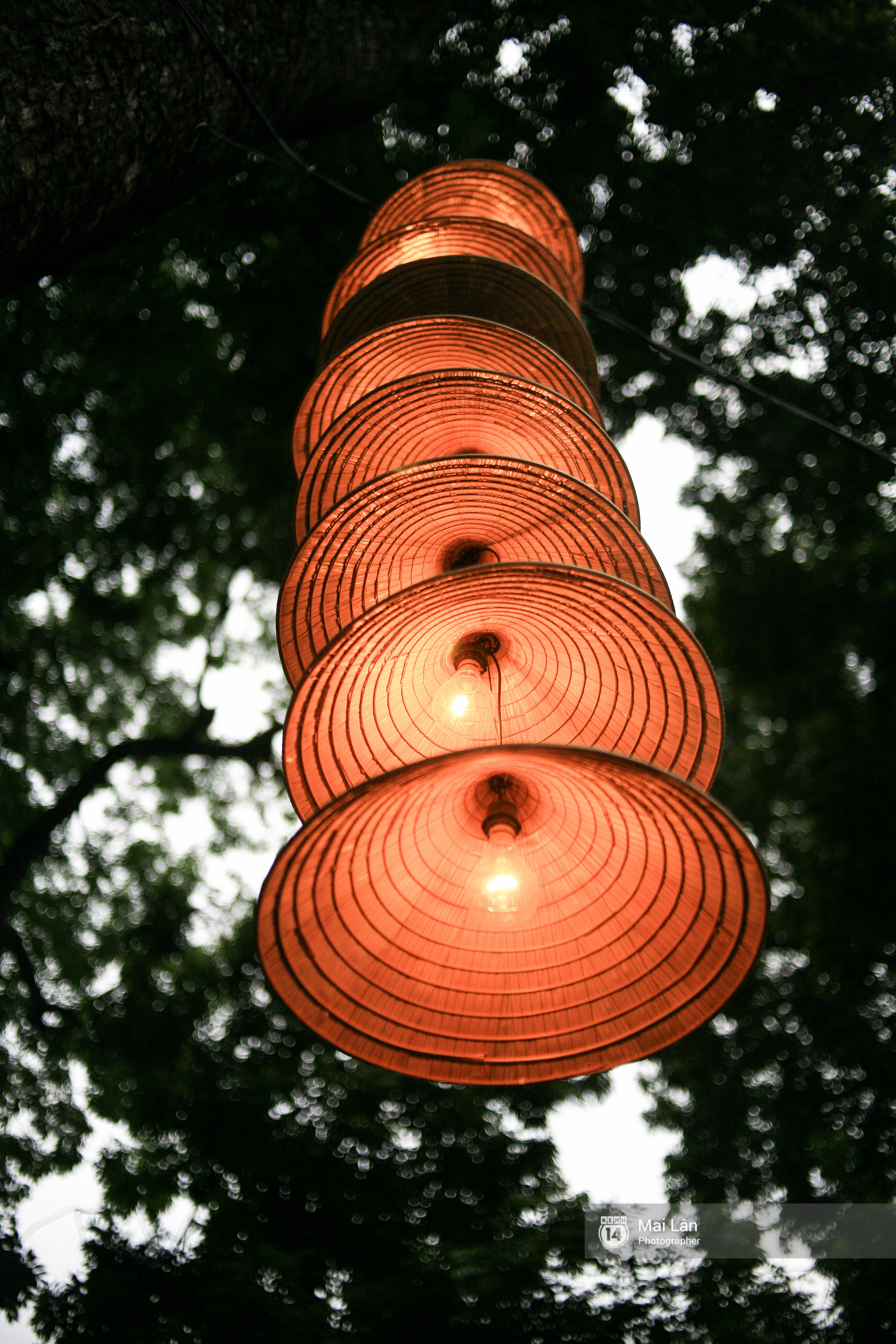 Hà Nội đẹp lung linh với hàng ngàn chiếc nón lá thắp sáng trong Festival Áo dài 2016 - Ảnh 13. Hà Nội đẹp lung linh với hàng ngàn chiếc nón lá thắp sáng trong Festival Áo dài 2016 - Ảnh 13.